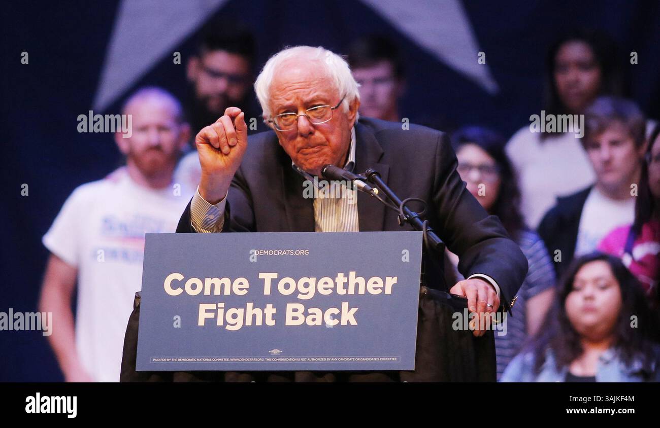 20. April 2017: Fort Worth, TX, USA – Senatorin Bernie Sanders spricht bei der „Come Together and Fight Back“-Kundgebung der Demokratischen Partei im Verizon Center am 20. April 2017 in Grand Prairie, Texas. (Bild: © Rodger Mallison/TNS via ZUMA Wire) Stockfoto