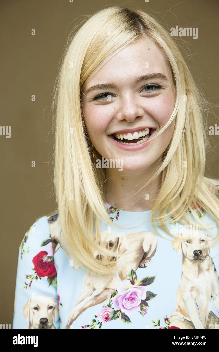 11. Juni 2017 - Hollywood, Kalifornien, USA - ELLE FANNING wirbt für „The Beguiled“. Mary Elle Fanning (* 9. April 1998) ist eine US-amerikanische Schauspielerin. Sie ist die jüngere Schwester der Schauspielerin D. Fanning. 2011 spielte Fanning in ihrer Breakout-Rolle als Alice Dainard in Super 8, für die sie einen Spotlight Award beim Hollywood Film Festival erhielt. Fanning erhielt mehrere Nominierungen, unter anderem für einen Saturn Award, einen Young Artist Award, einen Broadcast Film Critics Association Award, einen Teen Choice Award, einen Scream Award und einen MTV Movie Award. Sie ist vor allem für ihre Hauptrollen in Phoebe bekannt Stockfoto