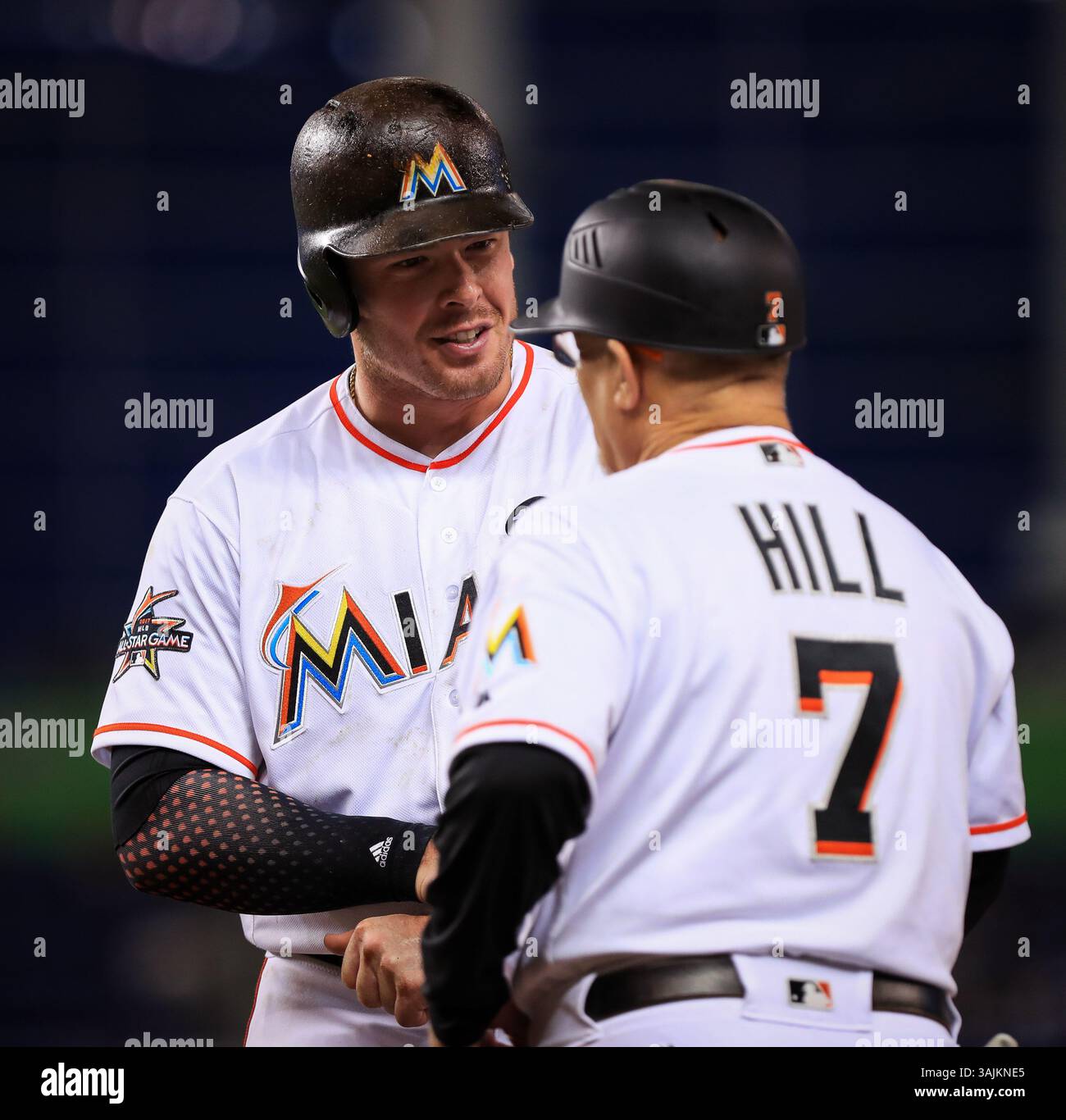 30. Mai 2017: Miami Marlins erster Baseman Justin Bour (41) spricht mit Miami Marlins erstem Baseman Perry Hill (7), nachdem er im dritten Inning eines MLB-Spiels zwischen den Philadelphia Phillies und den Miami Marlins im Marlins Park in Miami, Florida, eine Single getroffen hatte. Die Marlins siegten mit 7:2. Mario Houben/CSM(Kreditbild: &Copy; Mario Houben/CSM via ZUMA Wire) Stockfoto