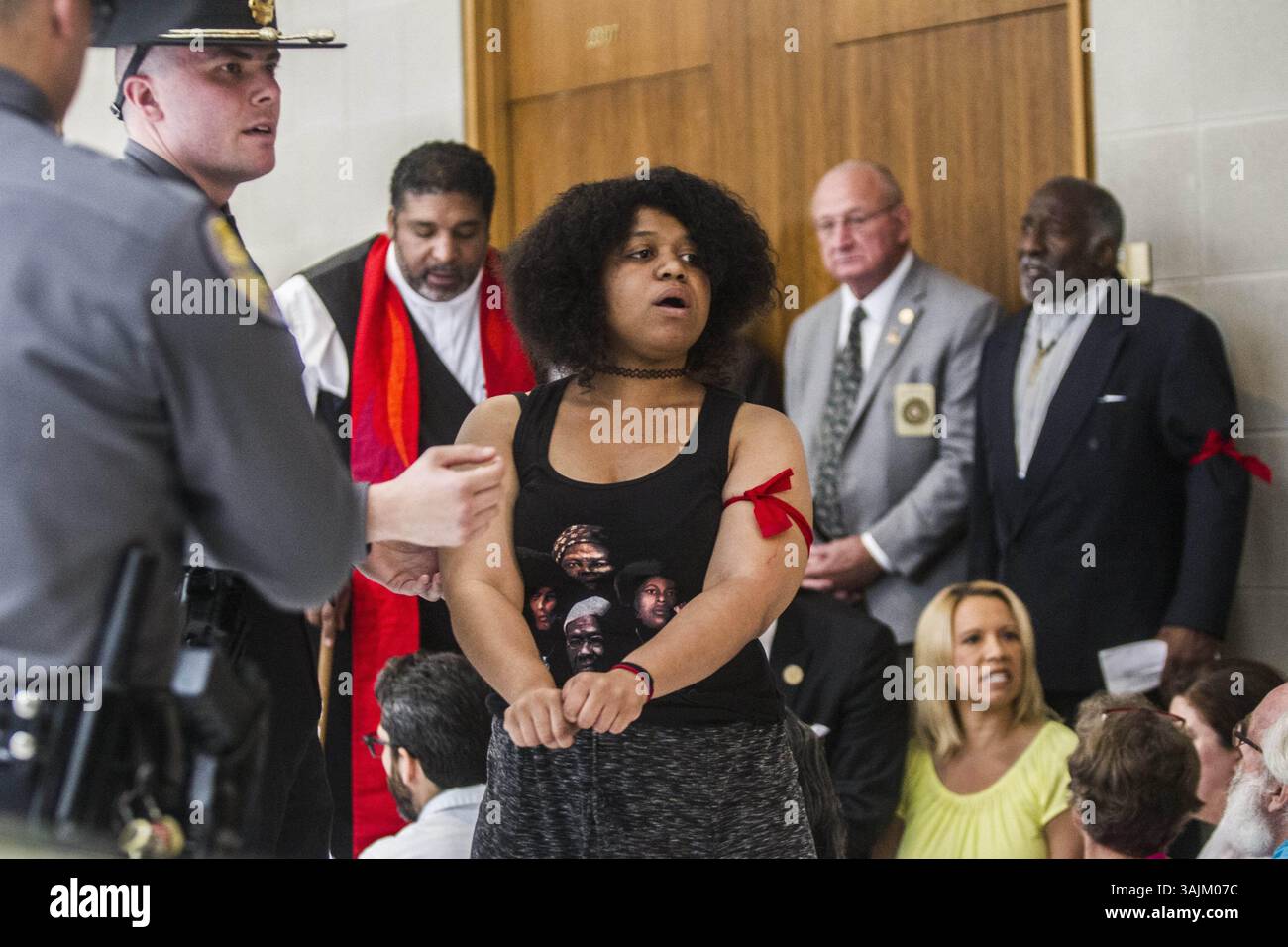 30. Mai 2017: Raleigh, NC, USA – Rebekah Barber, Tochter von Reverend William Barber II., hält ihre Handgelenke aus, während sie am 30. Mai 2017 im Legislativgebäude in Raleigh, N.C., verhaftet wurde, als 32 Personen wegen zweitgradigen Eingriffs verhaftet wurden. (Kreditbild: © Travis Long/TNS via ZUMA Wire) Stockfoto