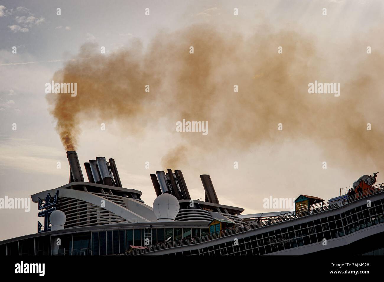 Die Schornsteine der Kreuzfahrt geben Rauch ab, kurz bevor sie den Hafen von Barcelona verlassen. Schwefeloxid- und Stickoxidemissionen machen den Hafen von Barcelona am schlimmsten Stockfoto