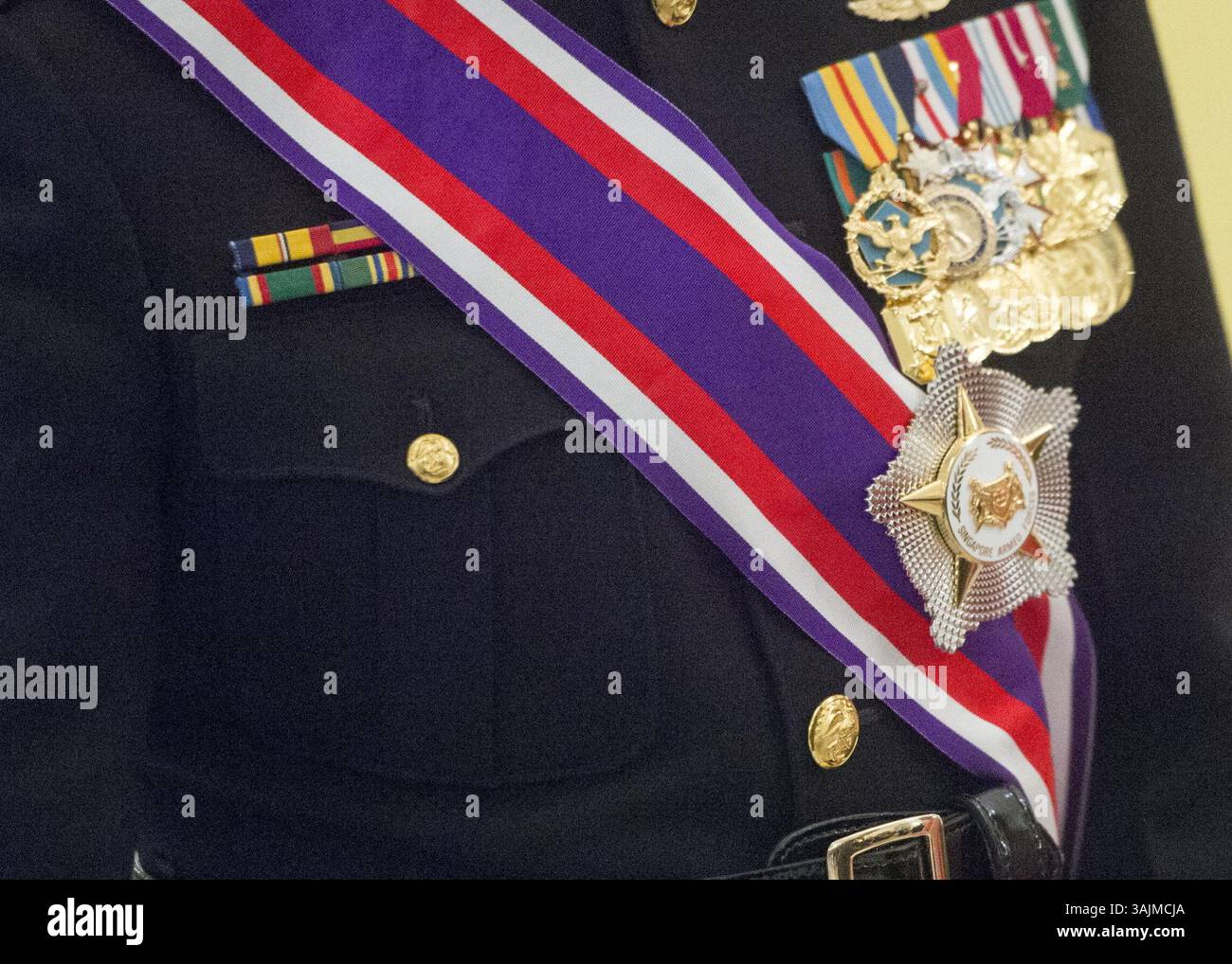 2. Juni 2017: Singapur, Singapur - General Joe Dunford, Vorsitzender des Joint Chiefs of Staff, trägt die Medaille des militärischen Distinguished Service Order in Newton, Singapur. (Bild: © Dominique A. Pineiro/DoD Via ZUMA Wire/ZUMAPRESS.com) Stockfoto