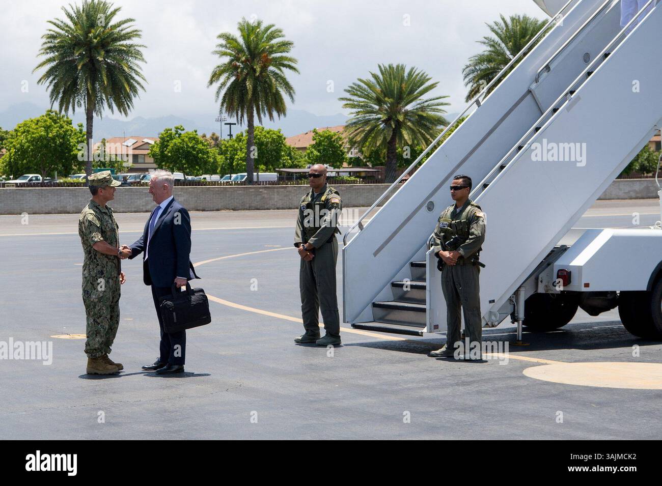 31. Mai 2017 – Honolulu, Hawaii, USA – der Verteidigungsminister Jim Mattis wird von der US-amerikanischen Marine ADM Harry B. Harris Jr., Kommandeur des US-Pazifik-Kommandos, bei seiner Ankunft auf der Joint Base Pearl Harbor-Hickam, Hawaii, auf dem Stopp einer Überseereise begrüßt, am 31. Mai 2017. (Bild: © Jette Carr/DoD Via ZUMA Wire/ZUMAPRESS.com) Stockfoto