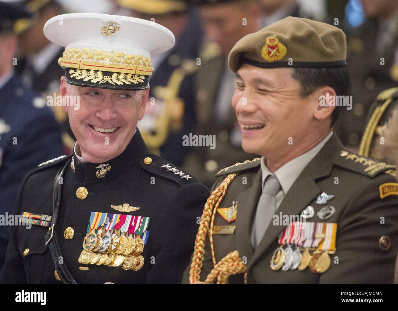 2. Juni 2017: Singapur, Singapur - Marine Corps General Joe Dunford, Vorsitzender der Joint Chiefs of Staff, spricht mit dem singapurischen Stabschef, Armeeoberhaupt Perry Lim Cheng Yeow, vor einer Medaillenzeremonie in der Präsidentenresidenz Singapurs in Newton, Singapur. (Bild: © Dominique A. Pineiro/DoD Via ZUMA Wire/ZUMAPRESS.com) Stockfoto