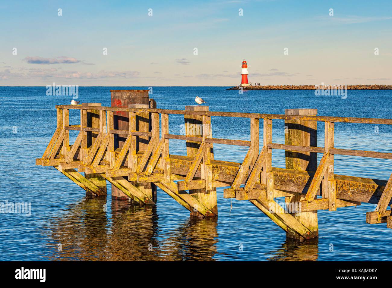 Pier mit Turm an der Ostsee in Warnemünde, Deutschland. Stockfoto