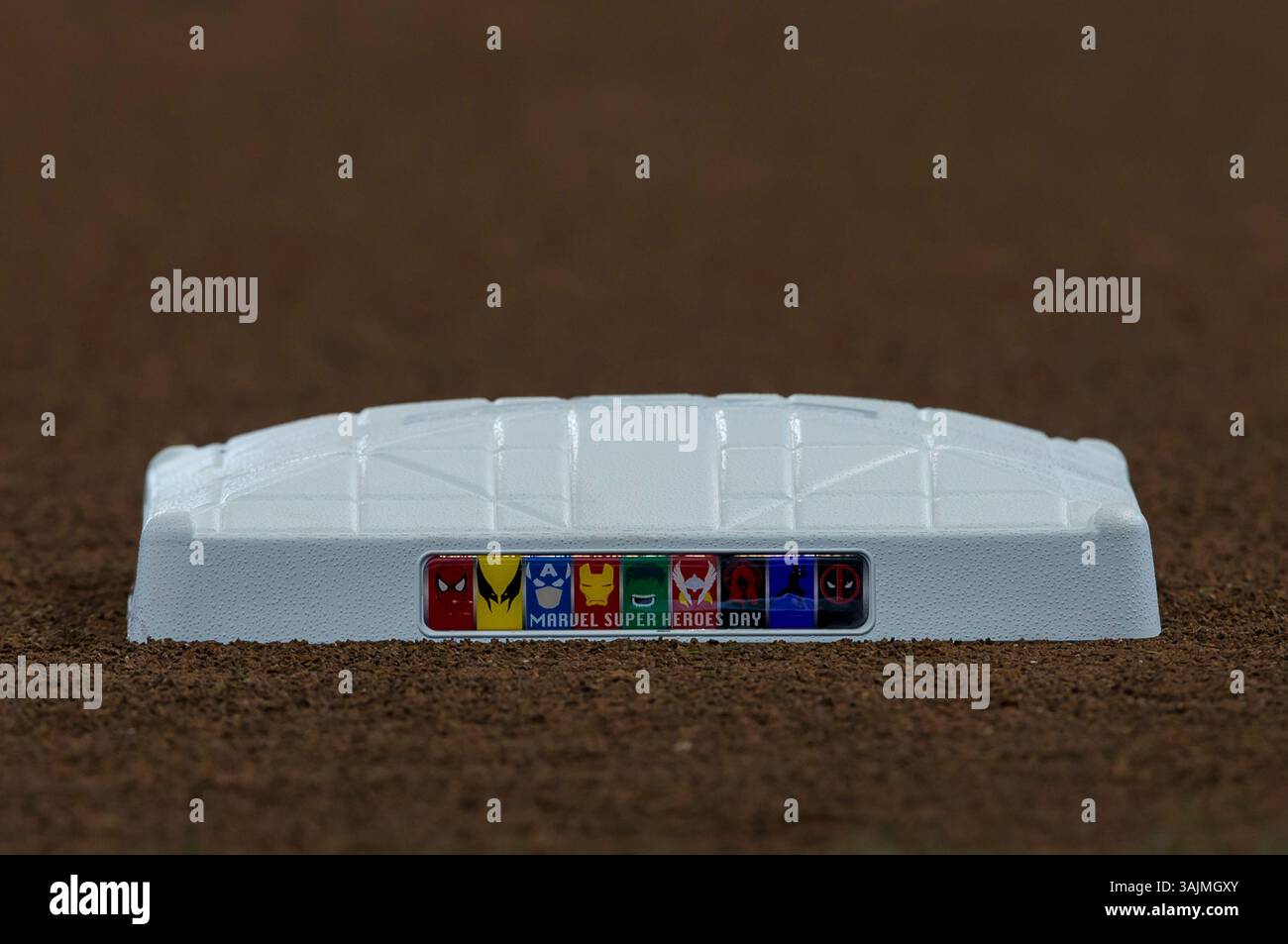 3. Juni 2017: Eine Basis zu Ehren des Marvel Super Hero Day vor dem Major League Baseball Spiel zwischen den Milwaukee Brewers und den Los Angeles Dodgers im Miller Park in Milwaukee, WI. John Fisher/CSM(Credit Image: &Copy; John Fisher/CSM via ZUMA Wire) Stockfoto