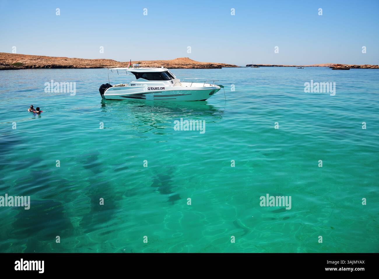Daymaniyat, Oman - 2. April 2025: Golf von Oman, Ad Daymaniyat Inseln. Verankertes weißes Boot. Einer der beliebtesten Orte zum Schnorcheln und Tauchen. S Stockfoto