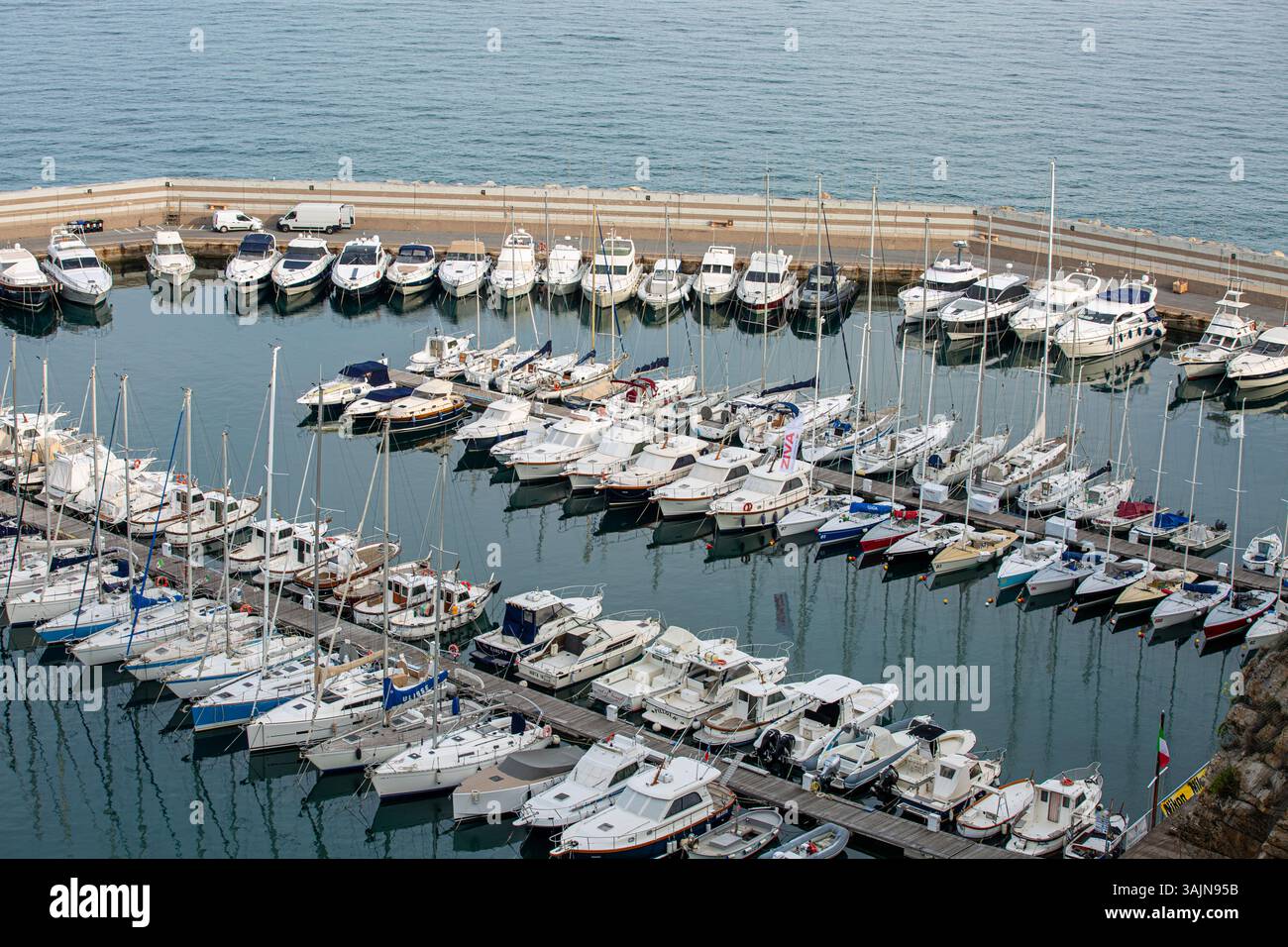 Alassio, Savona, Ligurien, Italien. Luca Ferrari Port, ein Yachthafen am Ufer des berühmten Ferienorts an der Riviera von Ponente. Stockfoto