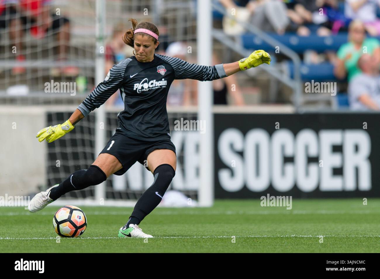 17. Juni 2017 - Bridgeview, Illinois, Vereinigte Staaten - Bridgeview, IL - Samstag, 17. Juni 2017: Stephanie LabbÃ während eines regulären Spiels der National Women's Soccer League (NWSL) zwischen den Chicago Red Stars und den Washington Spirit im Toyota Park. Das Spiel endete mit 1-1 Unentschieden. (Kreditbild: © Daniel Bartel/ISIPhotos via ZUMA Wire) Stockfoto
