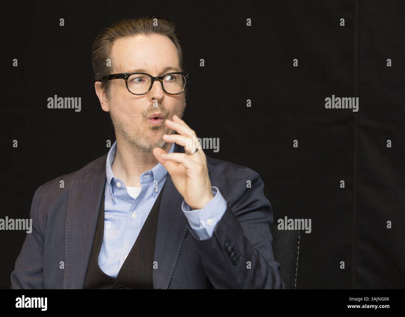 18. Juni 2017: London, Vereinigtes Königreich: MATT REEVES fördert den Krieg um den Planeten der Affen. Matthew George „Matt“ Reeves (* 27. April 1966 in New York City) ist ein US-amerikanischer Drehbuchautor, Regisseur und Produzent. Reeves begann seine Karriere als Drehbuchautor für die Filme unter Siege 2: Dark Territory (1995) und der Pallbearer (1996), die sein Regiedebüt in Spielfilmlänge markierten. Danach wechselte er als Regisseur und Mitschöpfer der Dramaserie Felicity (1998C2002) ins Fernsehen. Reeves führte seitdem Regie für den Horrorfilm Cloverfield (2008), den romantischen Horrorfilm Let Me Stockfoto