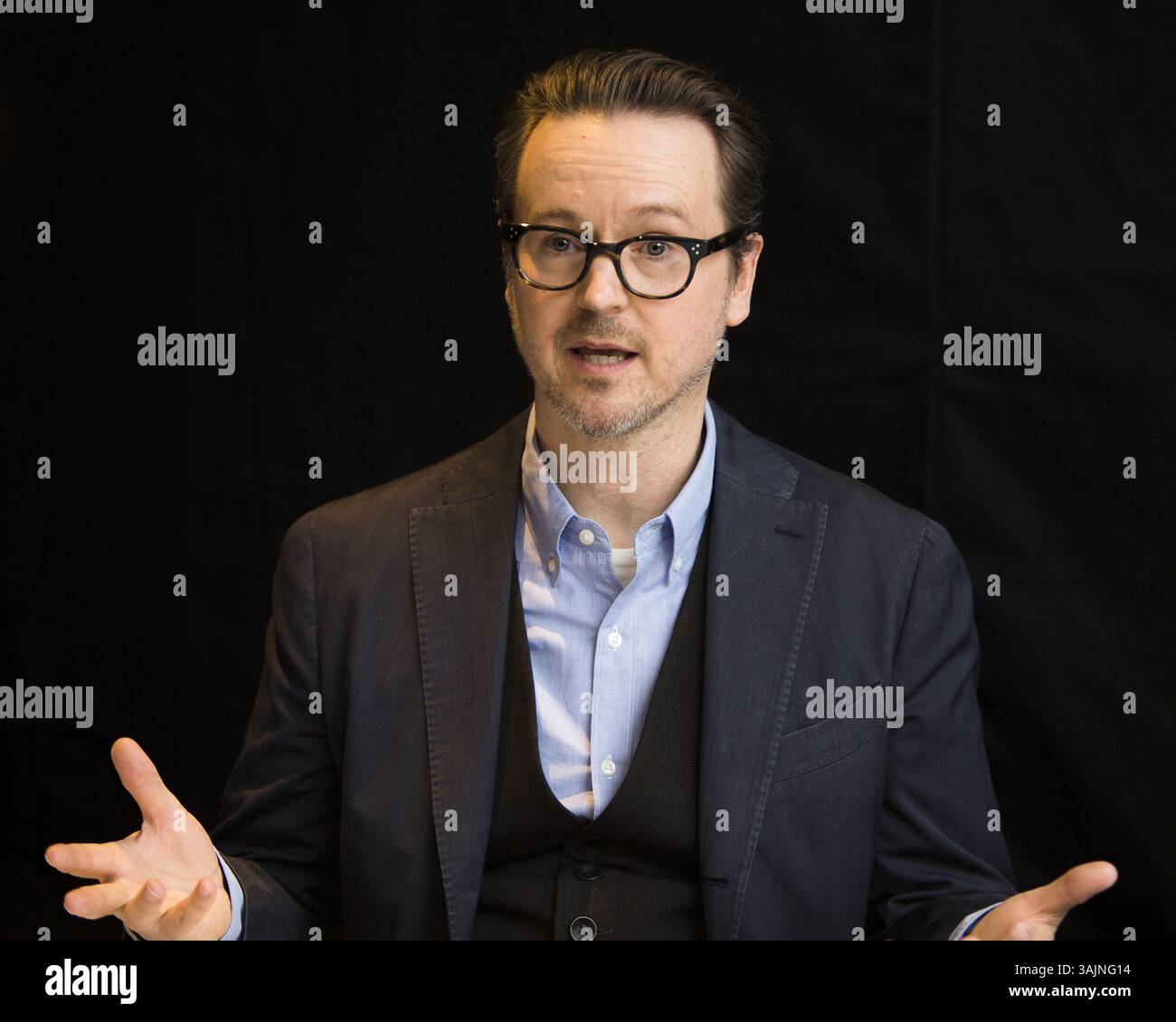 18. Juni 2017: London, Vereinigtes Königreich: MATT REEVES fördert den Krieg um den Planeten der Affen. Matthew George „Matt“ Reeves (* 27. April 1966 in New York City) ist ein US-amerikanischer Drehbuchautor, Regisseur und Produzent. Reeves begann seine Karriere als Drehbuchautor für die Filme unter Siege 2: Dark Territory (1995) und der Pallbearer (1996), die sein Regiedebüt in Spielfilmlänge markierten. Danach wechselte er als Regisseur und Mitschöpfer der Dramaserie Felicity (1998C2002) ins Fernsehen. Reeves führte seitdem Regie für den Horrorfilm Cloverfield (2008), den romantischen Horrorfilm Let Me Stockfoto