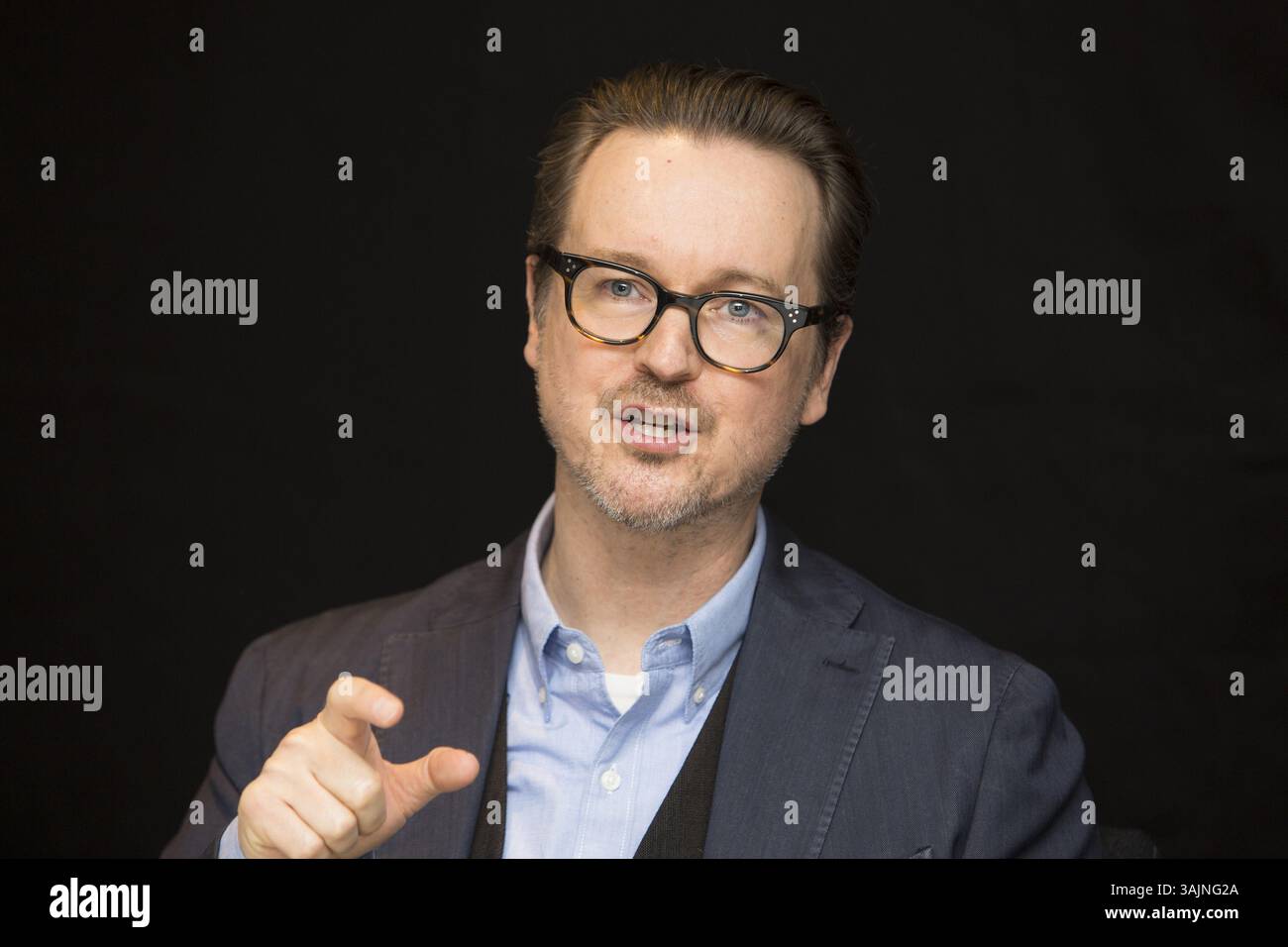 18. Juni 2017: London, Vereinigtes Königreich: MATT REEVES fördert den Krieg um den Planeten der Affen. Matthew George „Matt“ Reeves (* 27. April 1966 in New York City) ist ein US-amerikanischer Drehbuchautor, Regisseur und Produzent. Reeves begann seine Karriere als Drehbuchautor für die Filme unter Siege 2: Dark Territory (1995) und der Pallbearer (1996), die sein Regiedebüt in Spielfilmlänge markierten. Danach wechselte er als Regisseur und Mitschöpfer der Dramaserie Felicity (1998C2002) ins Fernsehen. Reeves führte seitdem Regie für den Horrorfilm Cloverfield (2008), den romantischen Horrorfilm Let Me Stockfoto