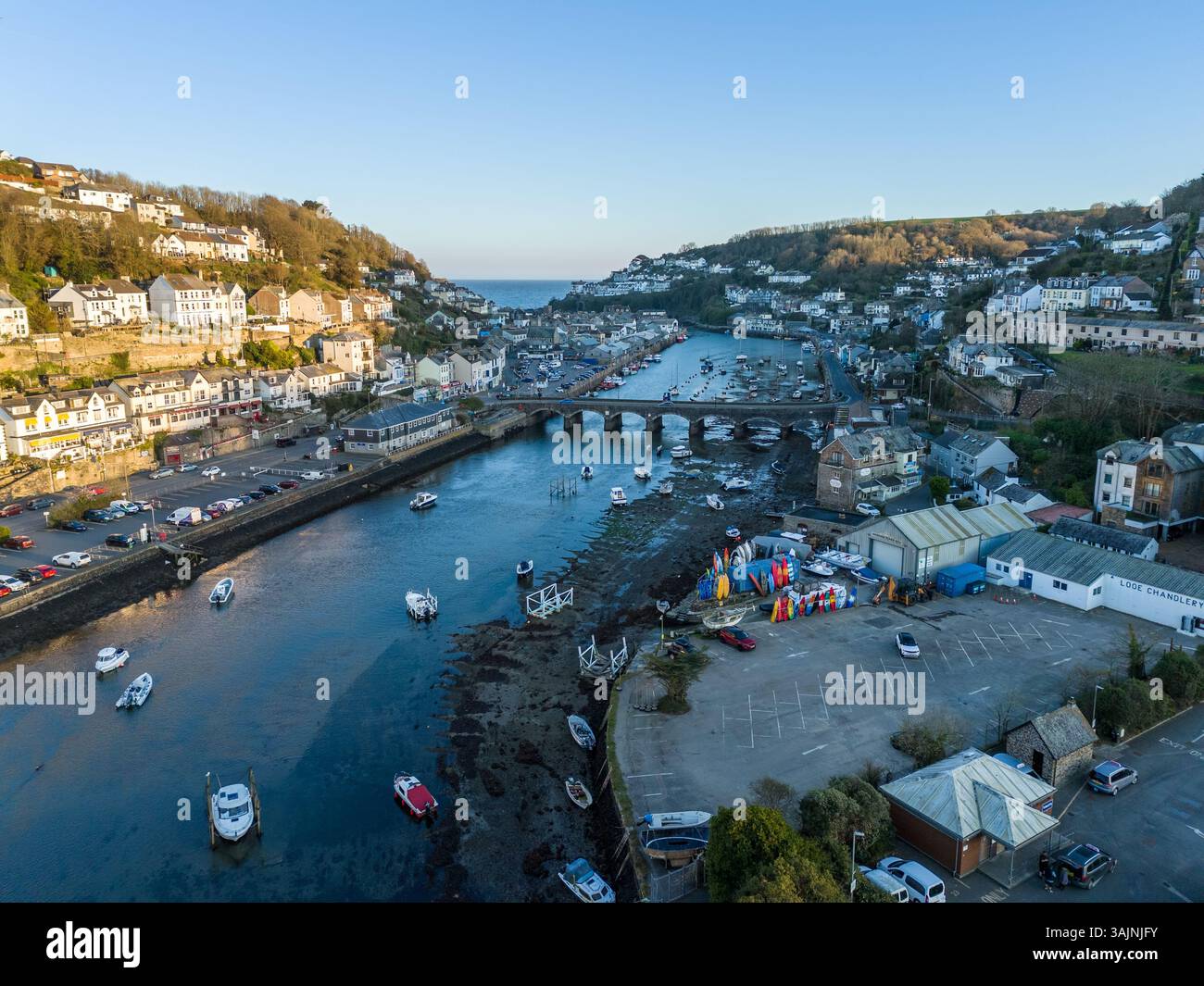 Luftaufnahme über Looe, Cornish Fischerdorf und beliebtes Urlaubsziel, Cornwall, England, Vereinigtes Königreich Stockfoto