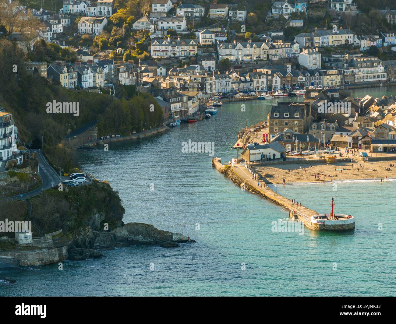 Luftaufnahme über Looe, Cornish Fischerdorf und beliebtes Urlaubsziel, Cornwall, England, Vereinigtes Königreich Stockfoto