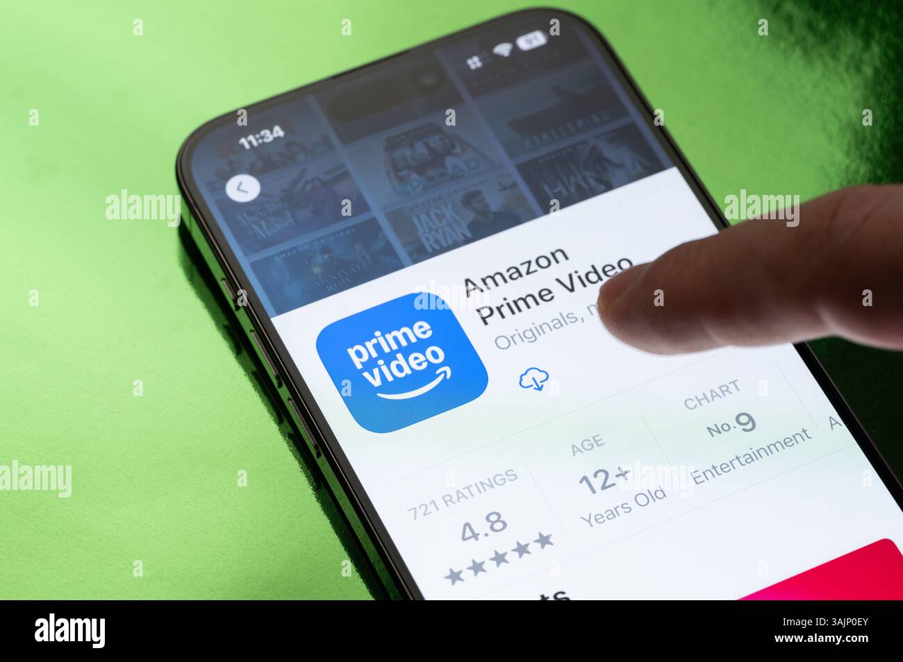 New York, USA – 30. März 2025: Amazon Prime Video-App wird auf dem Smartphone-Bildschirm geöffnet Stockfoto