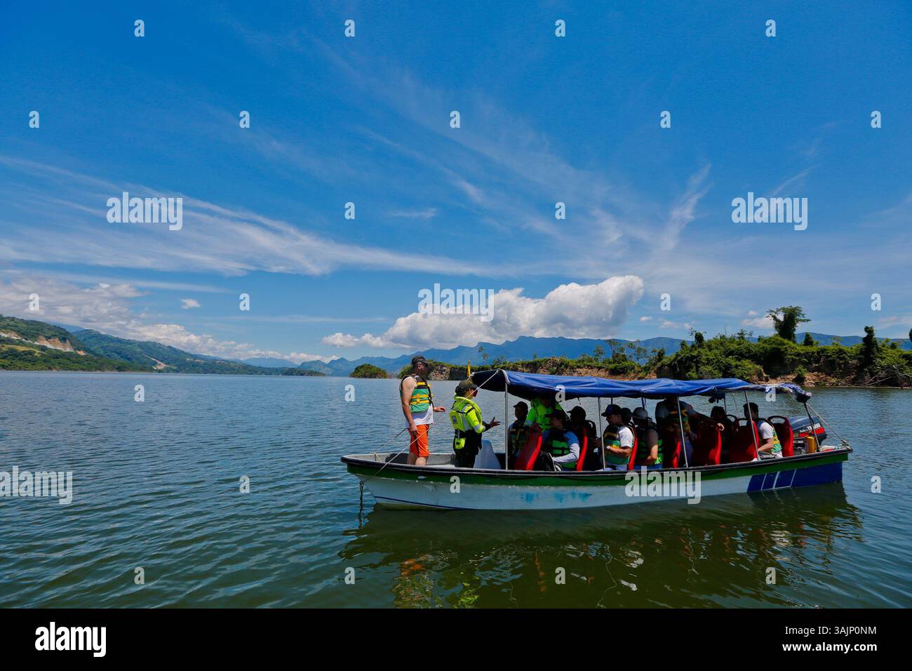 13. Juli 2017 - Kolumbien - Kolumbien, Bucaramanga, julio 09 de 2017 La seccional de PolicÃÂ­a y Transporte de la ÃÂrea del TrÃÂnsito metropolitana de Bucaramanga y la Superintendencia de Puertos y Transporte dio un ultimÃÂtum de una semana a las empresas que prestan servicios de recorridos turÃÂ­sticos en el embalse Topocoro de Hidrosogamoso para que integren el sistema ige de tiquetes. Lo que evidenciÃÂ³ la Superintendencia en operativos realizados conjuntamente con la PolicÃÂ­a es que algunas compaÃÂ±ÃÂ­as entregaban tiquetes sin la informaciÃÂ³n need y otras ni Stockfoto