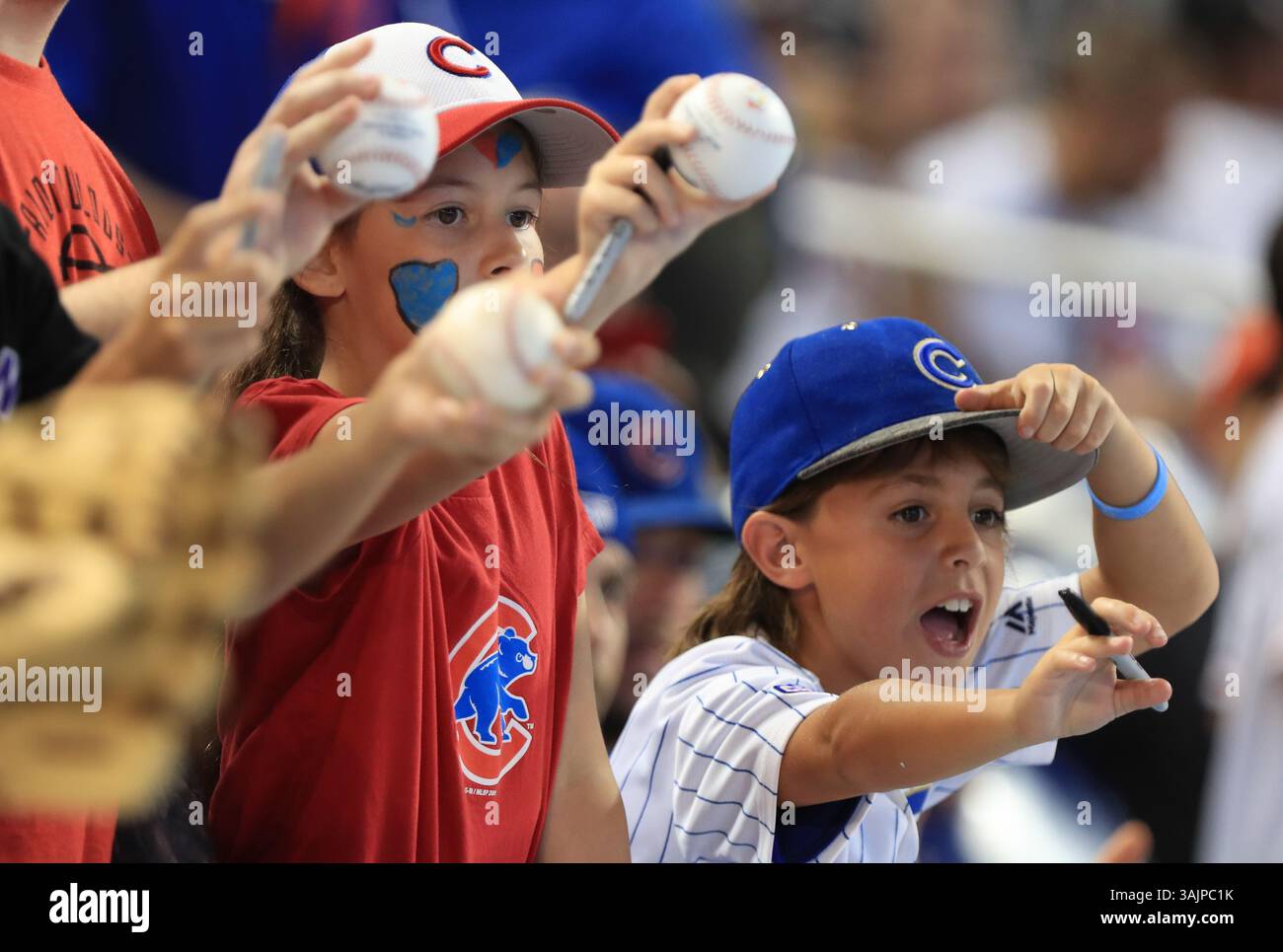 25. Juni 2017: Young Cubs Fans Petition Autogramme von Spielern, die während eines MLB-Spiels zwischen den Chicago Cubs und den Miami Marlins im Marlins Park in Miami, Florida, zum Dugout des Teams zurückkehren. Die Marlins gewannen mit 4:2. Mario Houben/CSM(Kreditbild: &Copy; Mario Houben/CSM via ZUMA Wire) Stockfoto