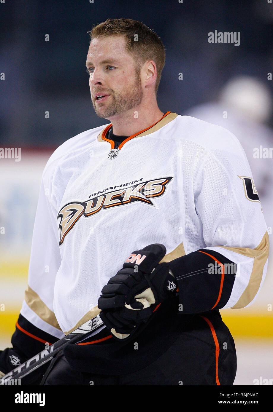 März 2010 - Calgary, Alberta, Kanada - Foto des NHL-Spielerprofils auf Anaheim Ducks' Aaron Ward während eines Spiels in Calgary. (Foto: © Larry MacDougal via ZUMA Wire) Stockfoto