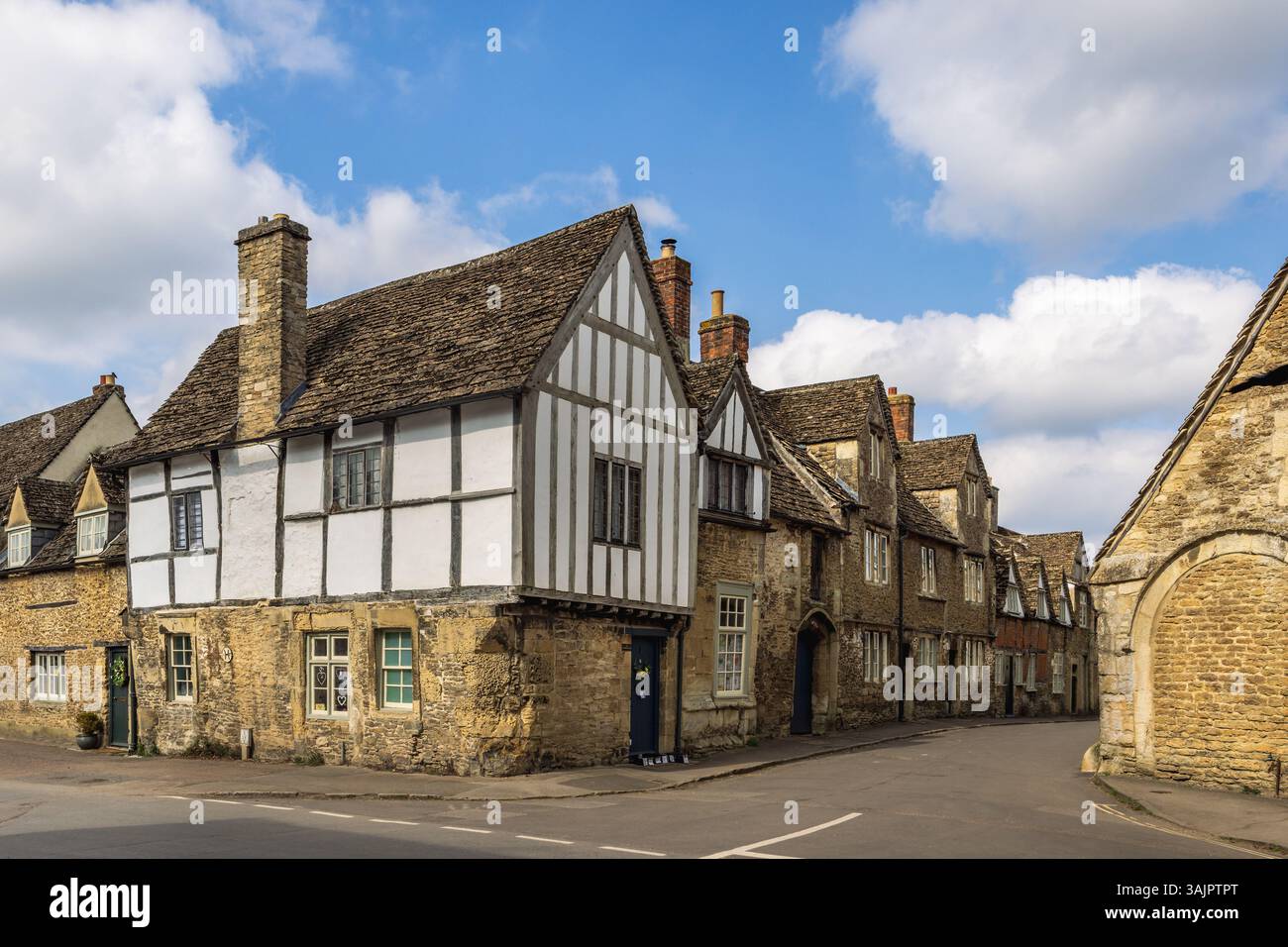Malerische Straßen und historische Hütten, unberührt von modernen Veränderungen, finden Sie im mittelalterlichen Dorf Lacock in Wiltshire Stockfoto
