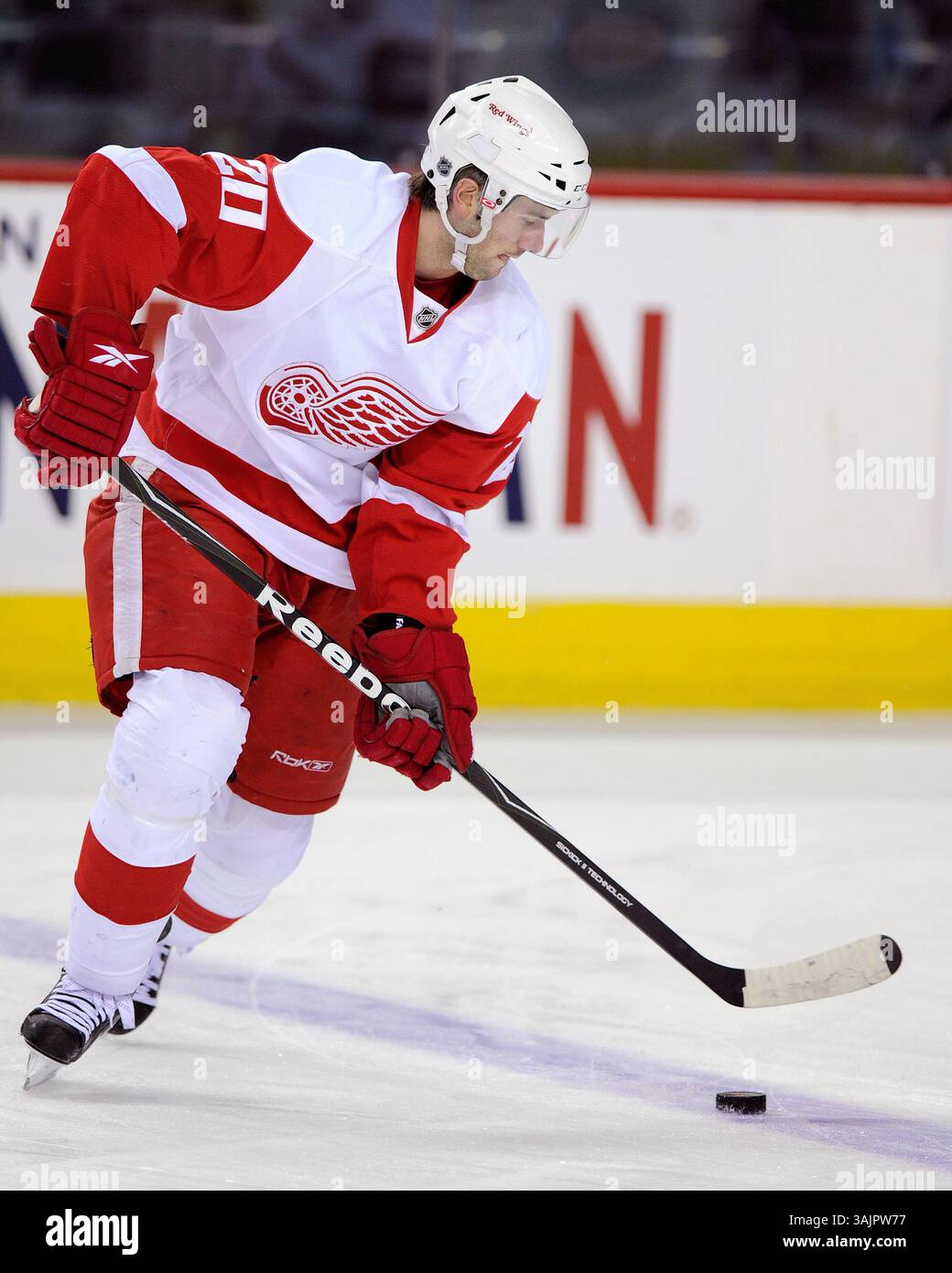 März 2010 – Calgary, Alberta, Kanada – Foto des NHL-Spielerprofils auf Drew Miller von Detroit Red Wings während eines Spiels in Calgary. (Foto: © Larry MacDougal via ZUMA Wire) Stockfoto