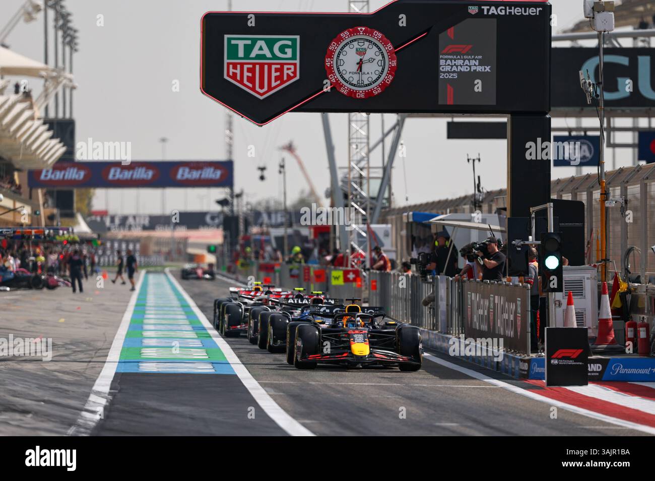 SAKHIR, BAHRAIN - 11. APRIL: Ayumu Iwasa aus Japan fuhr während des FP1 auf dem (37) Oracle Red Bull Racing RB21 vor dem F1 Grand Prix von Bahrain auf dem Bahrain International Circuit am 11. April 2025 in Sakhir, Bahrain. (Foto: Qian Jun/Paddocker) Stockfoto