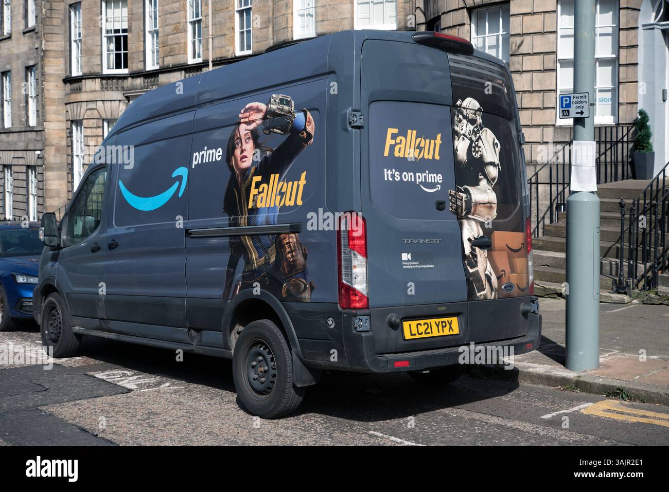 Amazon Prime Lieferwagen mit Charakteren, die die postapokalyptische Serie Fallout auf der Karosserie in Edinburgh, Schottland, Großbritannien, bewerben. Stockfoto