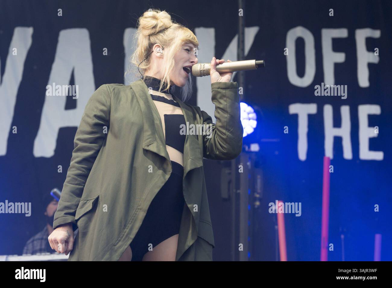 27. Mai 2017: Toronto, Ontario, Kanada – die kanadische Independent Alternative Rock-, Ska- und Reggae-Rock-Band WALK OFF THE EARTH spielte eine ausverkaufte Show beim CBC Music Festival am Echo Beach in Toronto. Im Bild: SARAH BLACKWOOD, GIANNI ''LUMINATI'' NICASSIO, RYAN MARSHALL, MIKE ''BART GUY'' TAYLOR, JOEL CASSADY (Kreditbild: © Angel Marchini Via ZUMA Wire) Stockfoto