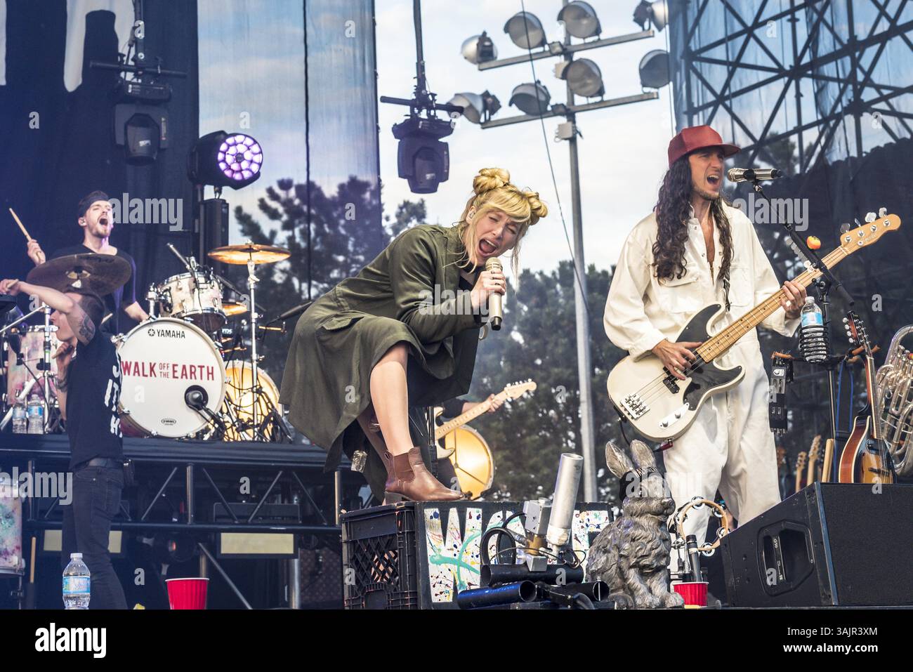 27. Mai 2017: Toronto, Ontario, Kanada – die kanadische Independent Alternative Rock-, Ska- und Reggae-Rock-Band WALK OFF THE EARTH spielte eine ausverkaufte Show beim CBC Music Festival am Echo Beach in Toronto. Im Bild: SARAH BLACKWOOD, GIANNI ''LUMINATI'' NICASSIO, RYAN MARSHALL, MIKE ''BART GUY'' TAYLOR, JOEL CASSADY (Kreditbild: © Angel Marchini Via ZUMA Wire) Stockfoto