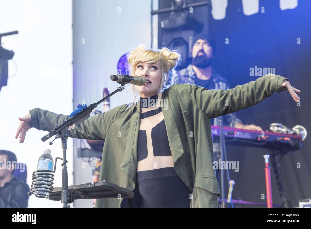 27. Mai 2017: Toronto, Ontario, Kanada – die kanadische Independent Alternative Rock-, Ska- und Reggae-Rock-Band WALK OFF THE EARTH spielte eine ausverkaufte Show beim CBC Music Festival am Echo Beach in Toronto. Im Bild: SARAH BLACKWOOD, GIANNI ''LUMINATI'' NICASSIO, RYAN MARSHALL, MIKE ''BART GUY'' TAYLOR, JOEL CASSADY (Kreditbild: © Angel Marchini Via ZUMA Wire) Stockfoto