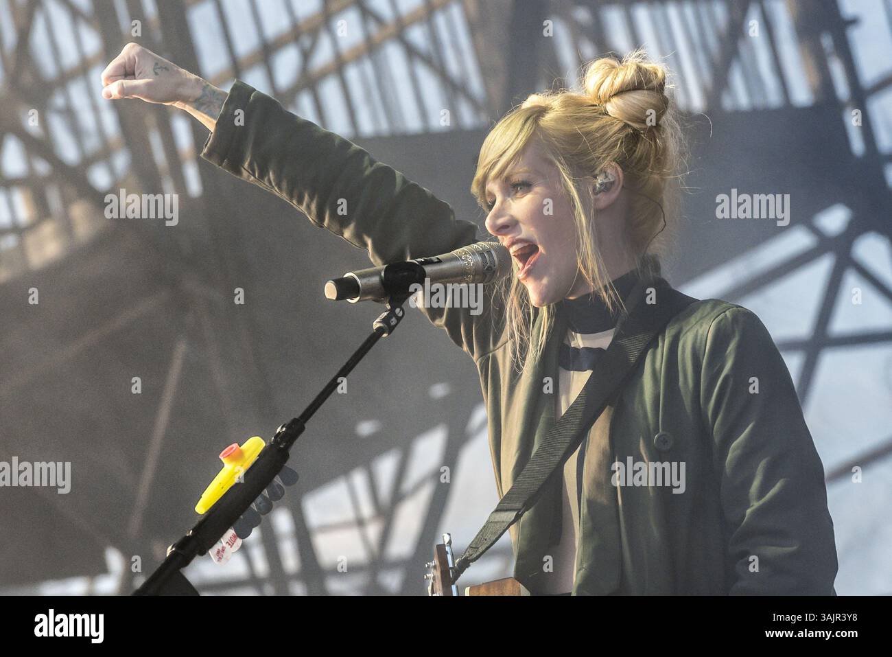 27. Mai 2017: Toronto, Ontario, Kanada – die kanadische Independent Alternative Rock-, Ska- und Reggae-Rock-Band WALK OFF THE EARTH spielte eine ausverkaufte Show beim CBC Music Festival am Echo Beach in Toronto. Im Bild: SARAH BLACKWOOD, GIANNI ''LUMINATI'' NICASSIO, RYAN MARSHALL, MIKE ''BART GUY'' TAYLOR, JOEL CASSADY (Kreditbild: © Angel Marchini Via ZUMA Wire) Stockfoto