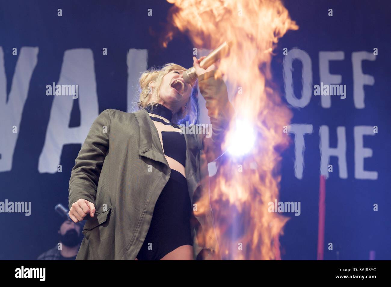 27. Mai 2017: Toronto, Ontario, Kanada – die kanadische Independent Alternative Rock-, Ska- und Reggae-Rock-Band WALK OFF THE EARTH spielte eine ausverkaufte Show beim CBC Music Festival am Echo Beach in Toronto. Im Bild: SARAH BLACKWOOD, GIANNI ''LUMINATI'' NICASSIO, RYAN MARSHALL, MIKE ''BART GUY'' TAYLOR, JOEL CASSADY (Kreditbild: © Angel Marchini Via ZUMA Wire) Stockfoto