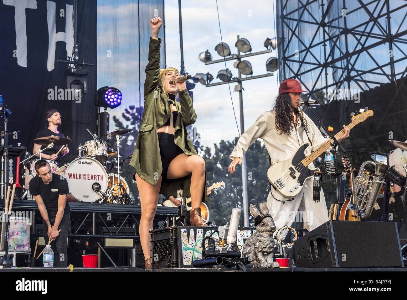 27. Mai 2017: Toronto, Ontario, Kanada – die kanadische Independent Alternative Rock-, Ska- und Reggae-Rock-Band WALK OFF THE EARTH spielte eine ausverkaufte Show beim CBC Music Festival am Echo Beach in Toronto. Im Bild: SARAH BLACKWOOD, GIANNI ''LUMINATI'' NICASSIO, RYAN MARSHALL, MIKE ''BART GUY'' TAYLOR, JOEL CASSADY (Kreditbild: © Angel Marchini Via ZUMA Wire) Stockfoto