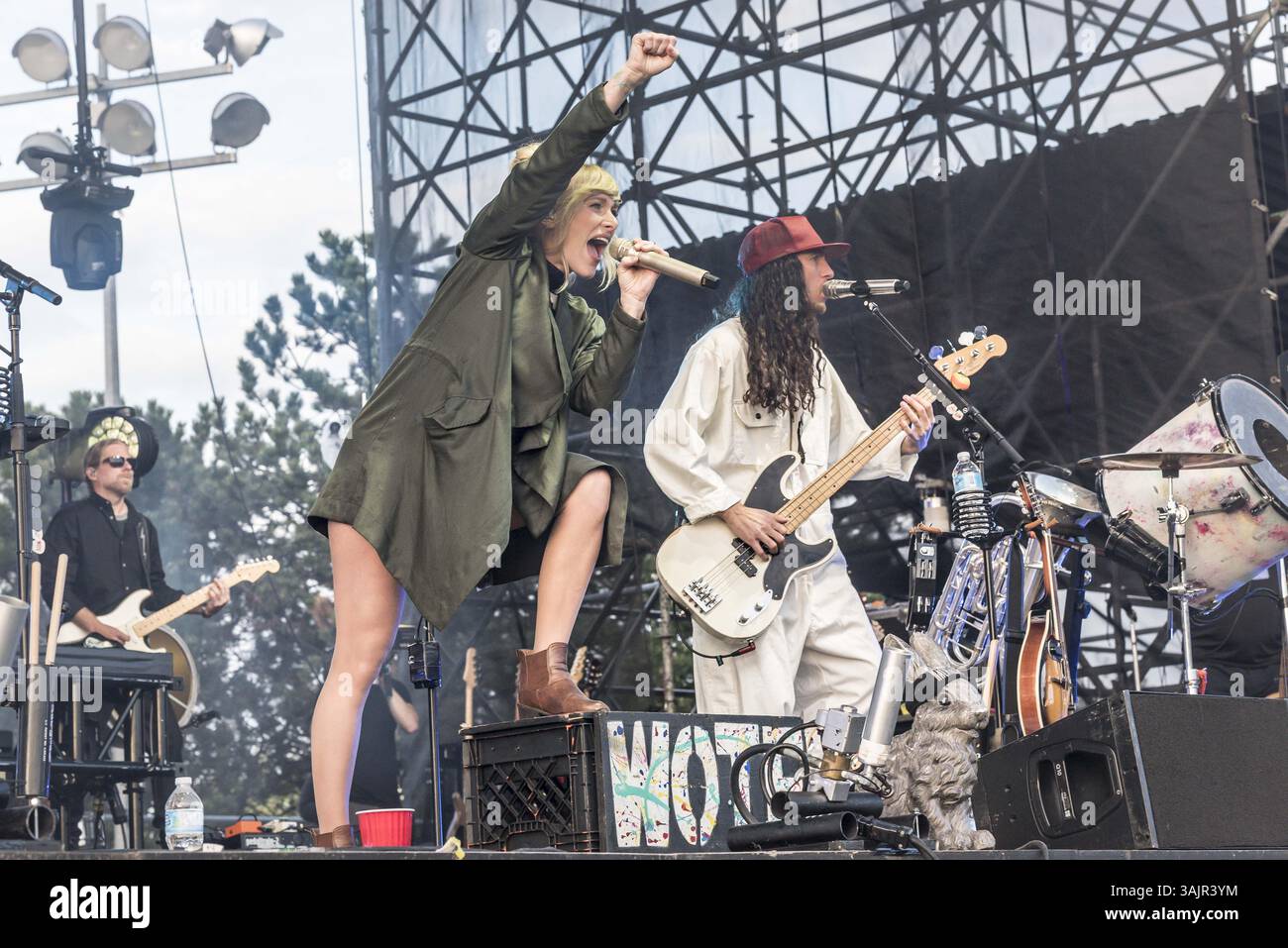 27. Mai 2017: Toronto, Ontario, Kanada – die kanadische Independent Alternative Rock-, Ska- und Reggae-Rock-Band WALK OFF THE EARTH spielte eine ausverkaufte Show beim CBC Music Festival am Echo Beach in Toronto. Im Bild: SARAH BLACKWOOD, GIANNI ''LUMINATI'' NICASSIO, RYAN MARSHALL, MIKE ''BART GUY'' TAYLOR, JOEL CASSADY (Kreditbild: © Angel Marchini Via ZUMA Wire) Stockfoto
