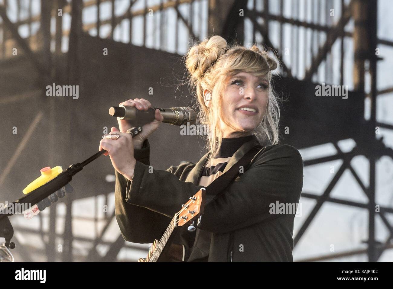 27. Mai 2017: Toronto, Ontario, Kanada – die kanadische Independent Alternative Rock-, Ska- und Reggae-Rock-Band WALK OFF THE EARTH spielte eine ausverkaufte Show beim CBC Music Festival am Echo Beach in Toronto. Im Bild: SARAH BLACKWOOD, GIANNI ''LUMINATI'' NICASSIO, RYAN MARSHALL, MIKE ''BART GUY'' TAYLOR, JOEL CASSADY (Kreditbild: © Angel Marchini Via ZUMA Wire) Stockfoto
