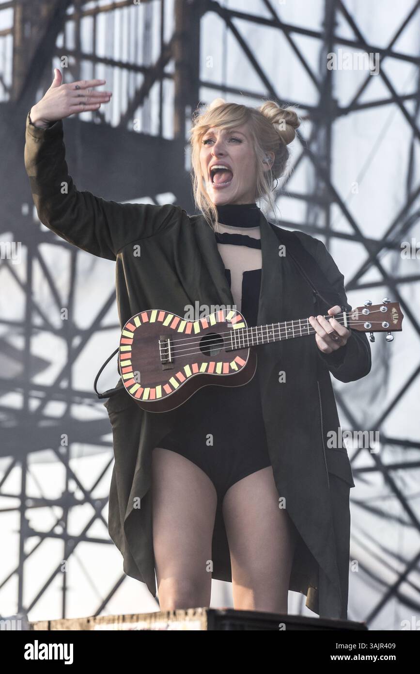 27. Mai 2017: Toronto, Ontario, Kanada – die kanadische Independent Alternative Rock-, Ska- und Reggae-Rock-Band WALK OFF THE EARTH spielte eine ausverkaufte Show beim CBC Music Festival am Echo Beach in Toronto. Im Bild: SARAH BLACKWOOD, GIANNI ''LUMINATI'' NICASSIO, RYAN MARSHALL, MIKE ''BART GUY'' TAYLOR, JOEL CASSADY (Kreditbild: © Angel Marchini Via ZUMA Wire) Stockfoto