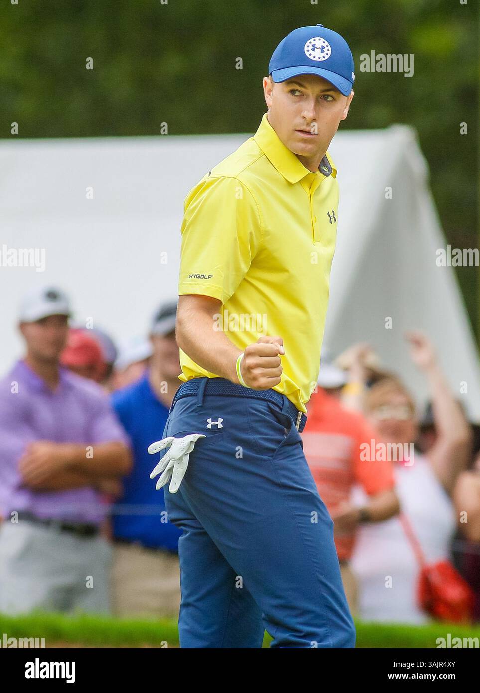 28. Mai 2017 – Fort Worth, TX, USA – Jordan Spieth reagiert, nachdem er in der Finalrunde des Dean & DeLuca Invitational Golf Turniers am Sonntag, den 28. Mai 2017, im Colonial Country Club in Fort Worth, Texas einen Vogel auf dem 5. Loch gemacht hat. (Bild: © Ray Carlin/TNS via ZUMA Wire) Stockfoto