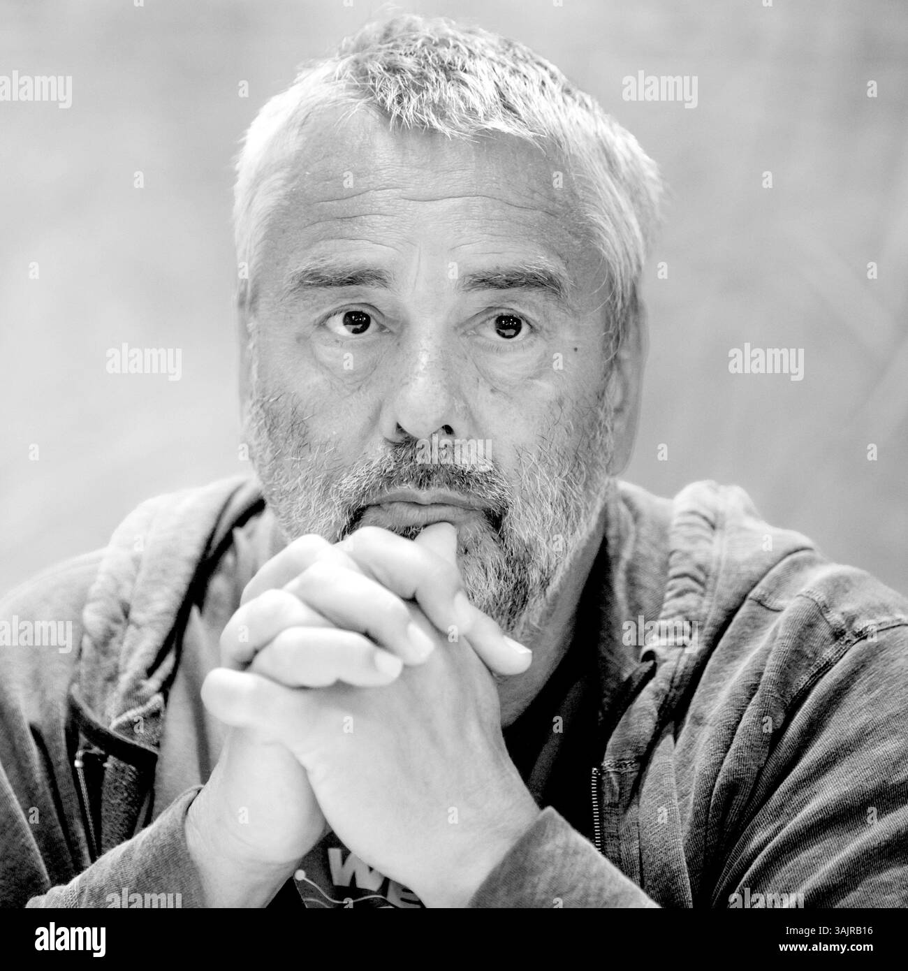 30. Juni 2017: Hollywood, Kalifornien, USA: LUC BESSON, Regisseur des Films „Valerian and the City of Thousand Planets“. Luc Besson (* 18. März 1959) ist ein französischer Filmregisseur, Drehbuchautor und Produzent. Er führte Regie und produzierte die Filme Subway (1985), The Big Blue (1988) und Nikita (1990). Besson ist bekannt für seinen unverwechselbaren Filmstil und wird mit der Bewegung, die Filmkritiker Cinema du Look nennen, in Verbindung gebracht. Für seine Filme Leon: Der Profi und der Messenger: Die Geschichte von Joan of Arc wurde er für den Cesar Award für den besten Regisseur und den besten Film nominiert. Er gewann Bestes dir Stockfoto