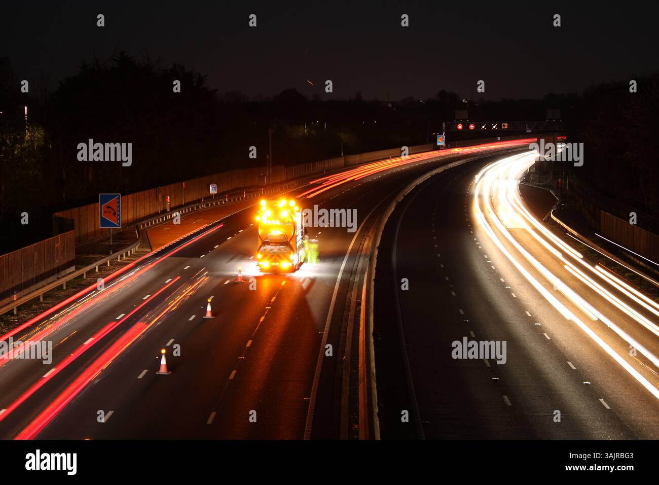 M4 Intelligente Autobahnwartungsfahrzeuge zur Verlegung von Kegeln für Fahrbahnsperrungen Stockfoto