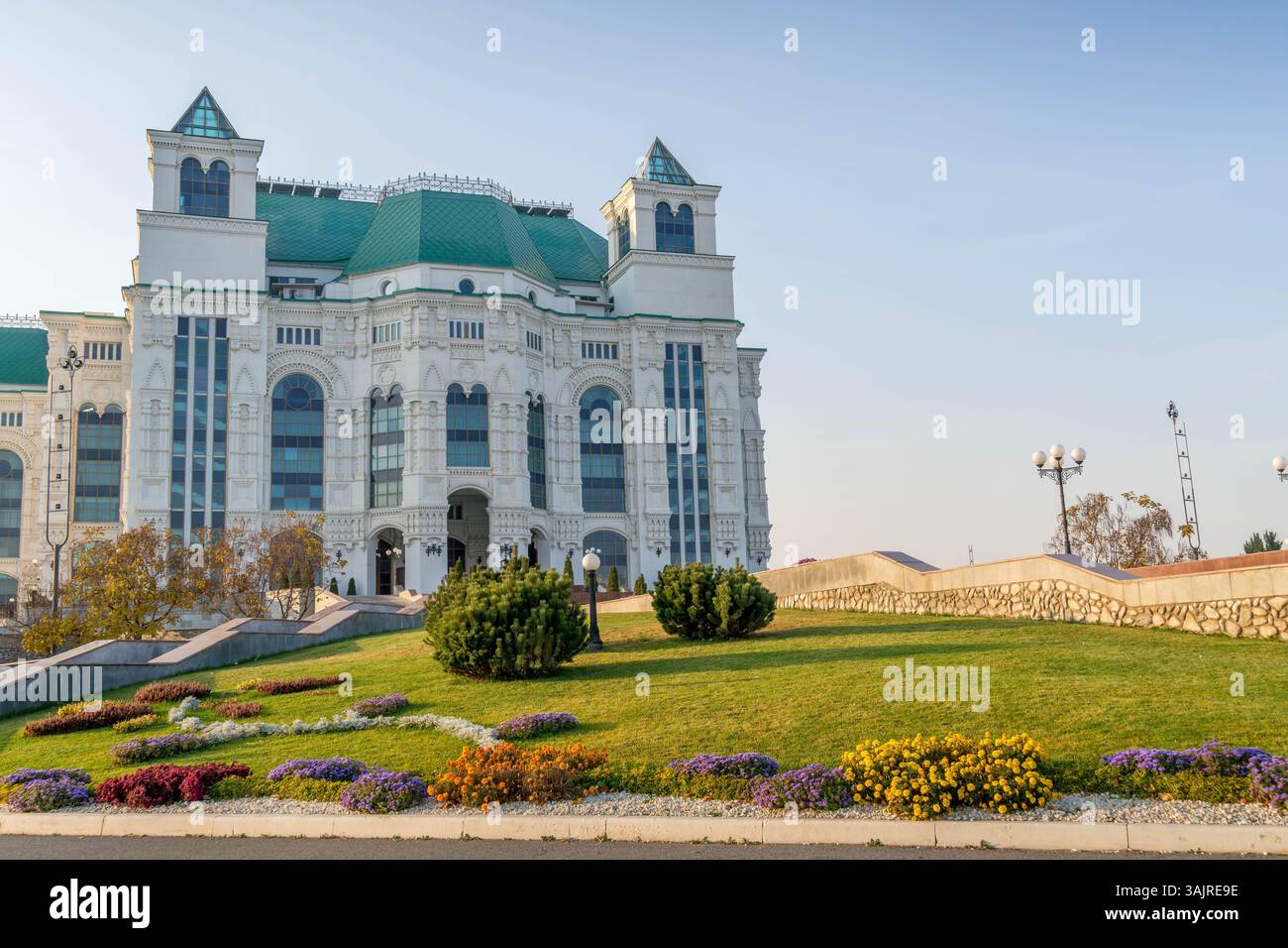 Operntheater in Astrachan, Stadt im Süden Russlands, mit großer Architektur. Stockfoto