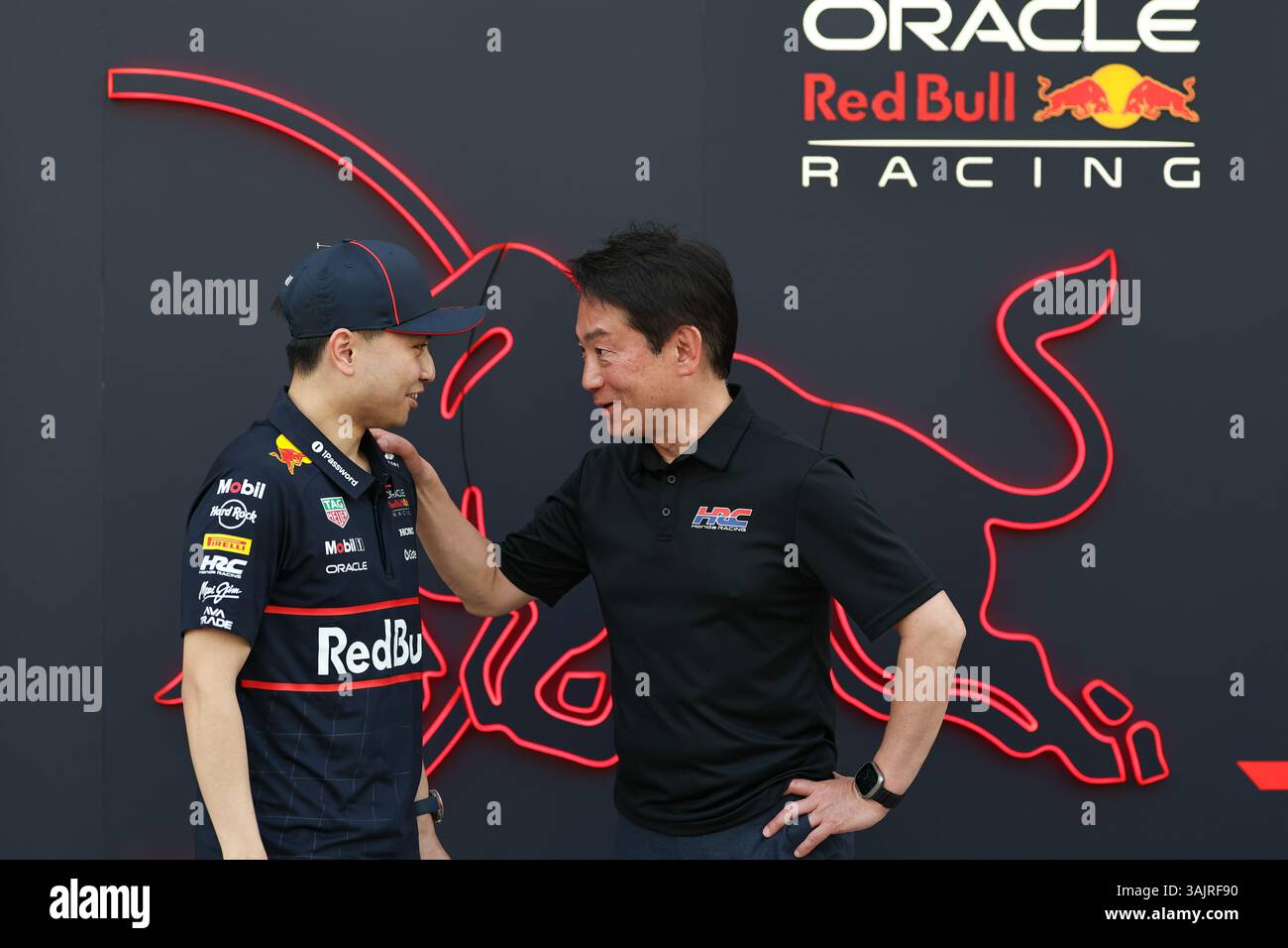 SAKHIR, BAHRAIN - 11. APRIL: Ayumu Iwasa spricht mit Koji Watanabe, Präsident der HRC, während des Trainings vor dem Formel 1 Grand Prix von Bahrain auf dem Bahrain International Circuit am 11. April 2025 in Sakhir, Bahrain. (Foto: Qian Jun/Paddocker) Stockfoto