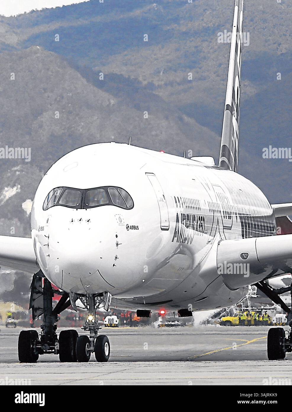 Juli 2017 - Bogota, Cundinamarca, Kolumbien - Bogota, Kolumbien 09 de julio de 2015. Llegada a Colombia del Airbus A350 este avion que llego por primera vez al pais tien un costo aproximado de 300 millones de dolares y fue recibido por los bomberos con una zeremonia de bienvenida en el aeropuerto militar de CATAM. Foto: Carlos Ortega / CEET (Foto: © El Tiempo/GDA via ZUMA Wire) Stockfoto
