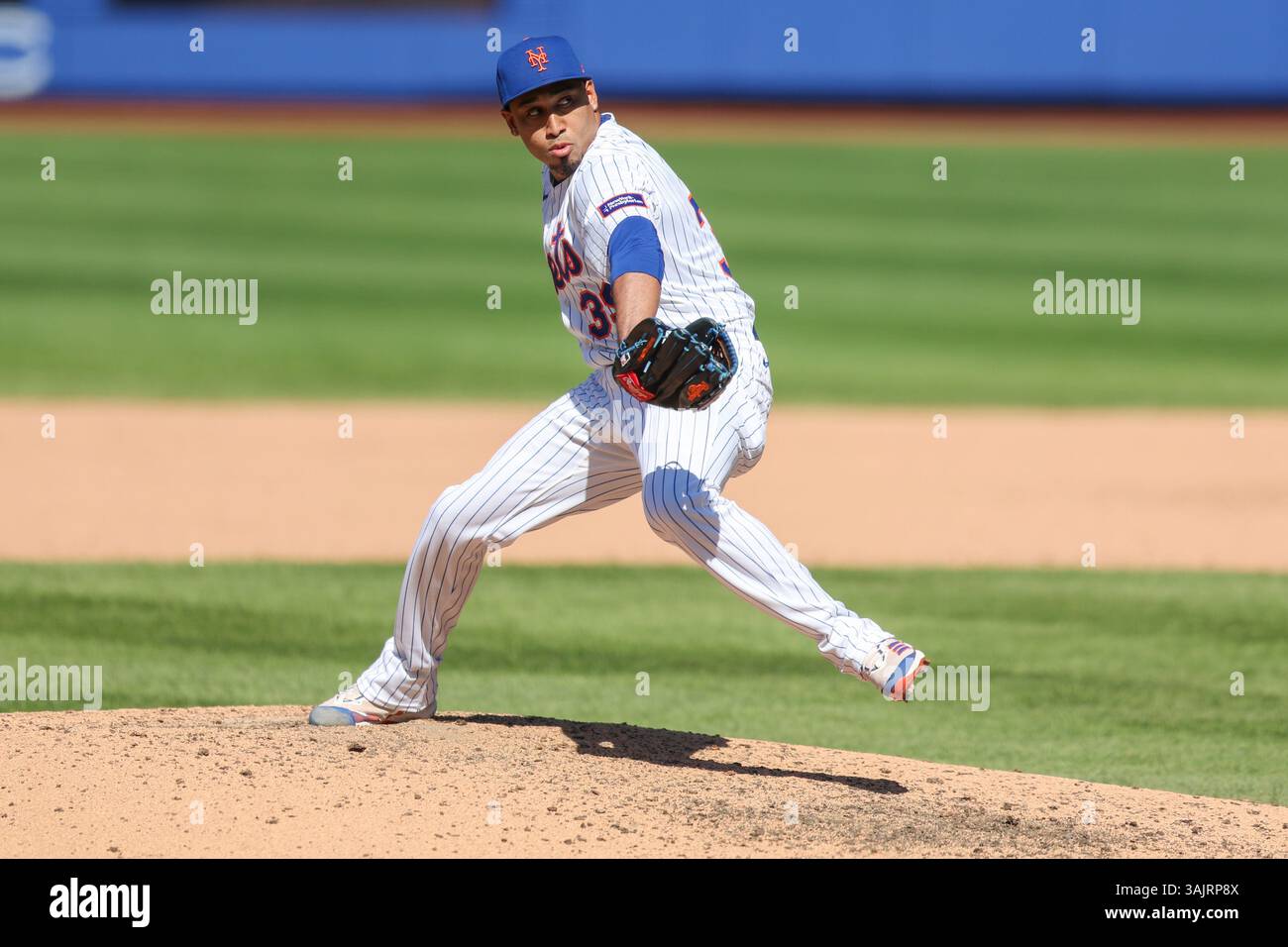 New York Mets Relief Pitcher Edwin Díaz #39 wirft während des neunten Inning eines Baseballspiels gegen die Miami Marlins im Citi Field in Corona, New York, Mittwoch, 9. April 2025. (Foto: Gordon Donovan) Stockfoto