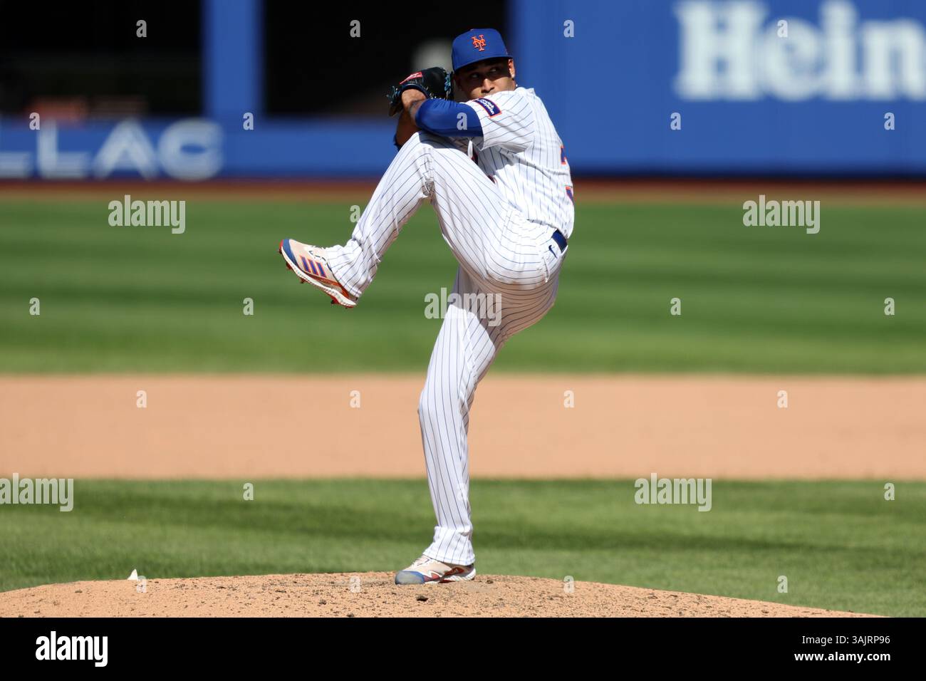 New York Mets Relief Pitcher Edwin Díaz #39 wirft während des neunten Inning eines Baseballspiels gegen die Miami Marlins im Citi Field in Corona, New York, Mittwoch, 9. April 2025. (Foto: Gordon Donovan) Stockfoto