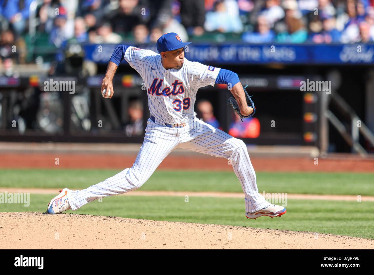 New York Mets Relief Pitcher Edwin Díaz #39 wirft während des neunten Inning eines Baseballspiels gegen die Miami Marlins im Citi Field in Corona, New York, Mittwoch, 9. April 2025. (Foto: Gordon Donovan) Stockfoto