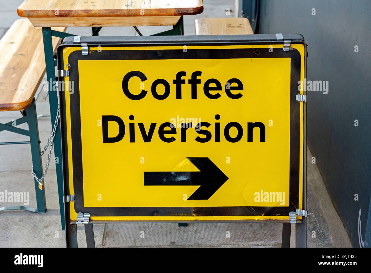 Schild zur Kaffeeumleitung vor dem Café Stockfoto