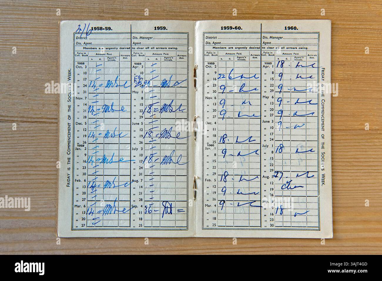Royal Liver Friendly Society Versicherungsbuch, Seiten von 1958 bis 1959 und 1959 bis 1960, Buch von 1955 bis 1961. Zahlung 9 Schilling 9/- Stockfoto