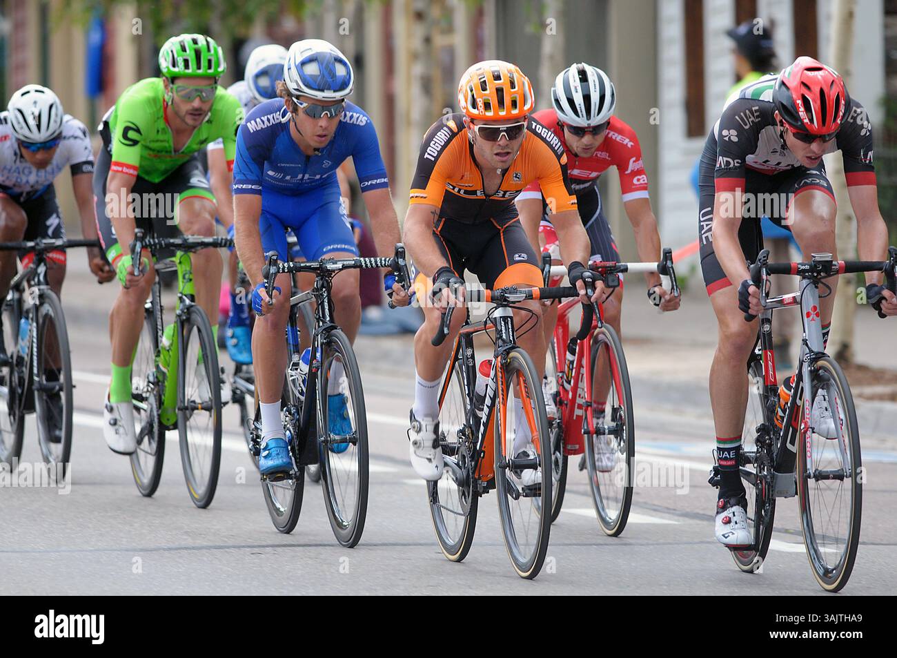 11. August 2017 – Breckenridge, Colorado, USA – Daniel Eaton (blaues Trikot) von United Health Care, wird von der frühen Abtrünnigkeit abgesetzt und schließt sich der Hauptjagdgruppe während der zweiten Etappe des ersten Colorado Classic Radrennens in Breckenridge, Colorado an. (Kreditbild: &Copy; Larry Clouse/CSM via ZUMA Wire) Stockfoto