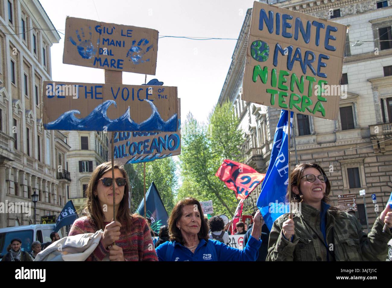 Rom, Italien. April 2025. Der globale Klimastreik fordert die Umweltbewegung Fridays for Future auf, die Aufmerksamkeit auf ökologische Umstellung zu lenken. Ähnliche Demonstrationen fanden in vielen italienischen Städten sowie in Rom statt. (Foto: Patrizia Cortellessa/Pacific Press) Credit: Pacific Press Media Production Corp./Alamy Live News Stockfoto