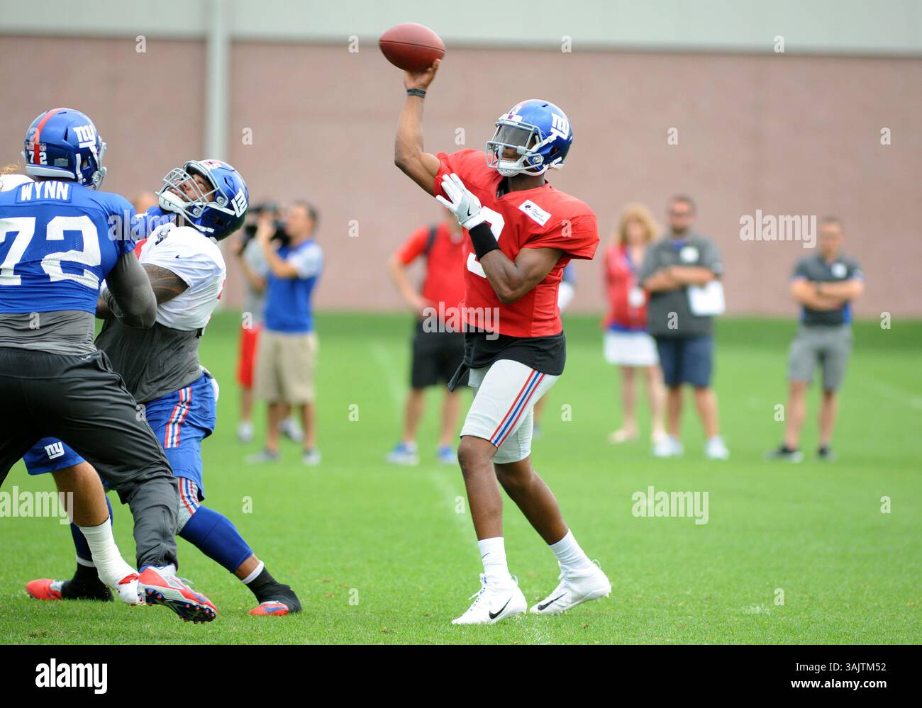14. August 2017 - 15. August 2017: New York Giants Quarterback Geno Smith (3) wirft den Ball während der Trainingslageraktion im Quest Diagnostic Training Center, East Rutherford, NJ (Credit Image: © Bennett Cohen via ZUMA Wire) Stockfoto