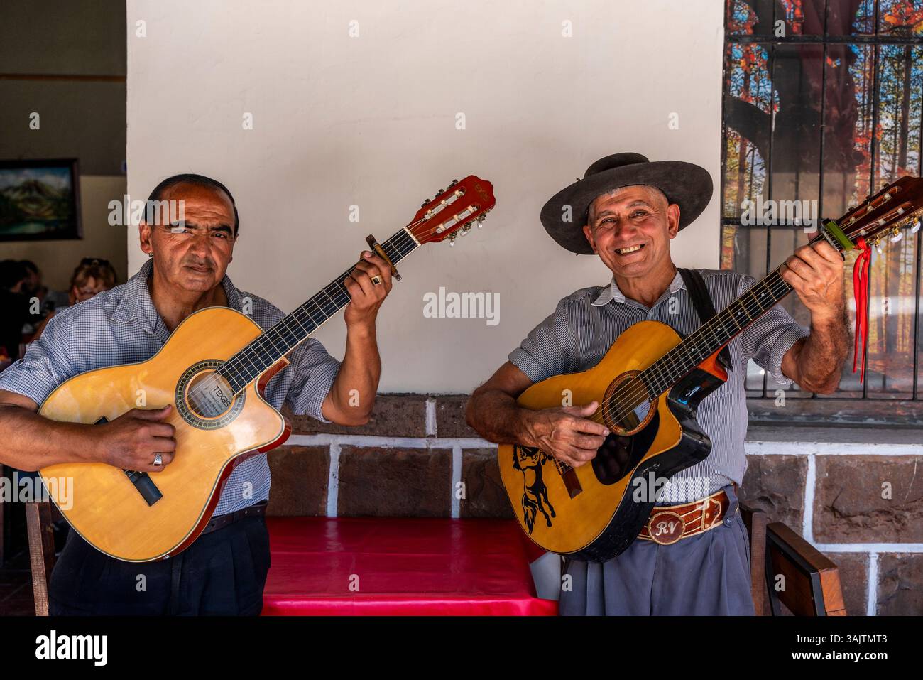 Traditionelle argentinische Musiker singen und spielen Gitarre für Restaurant Diners in der Stadt Salta, Provinz Salta, Argentinien. Stockfoto